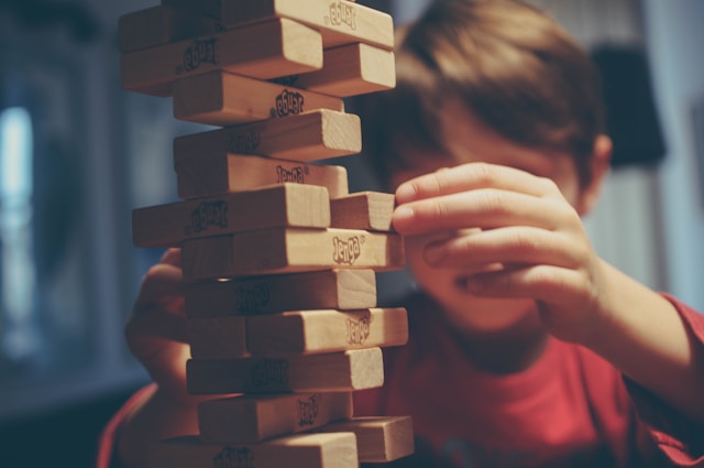 Javascript apporte son lot de difficultés. Image représentant un enfant empilant des cube de bois