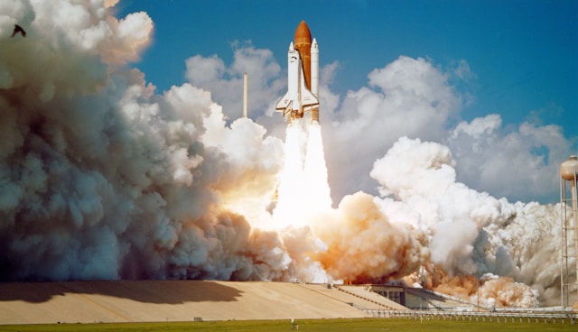 Fusée qui décolle représentant les performance de Javascript
